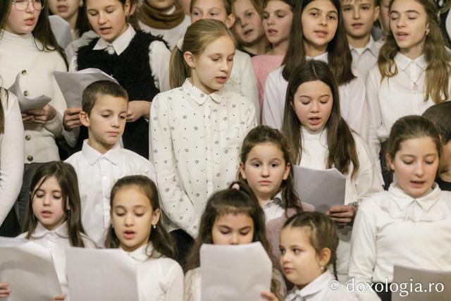 (Foto) Parohia Lupăria – Colindători la Reședința Mitropolitană 2023