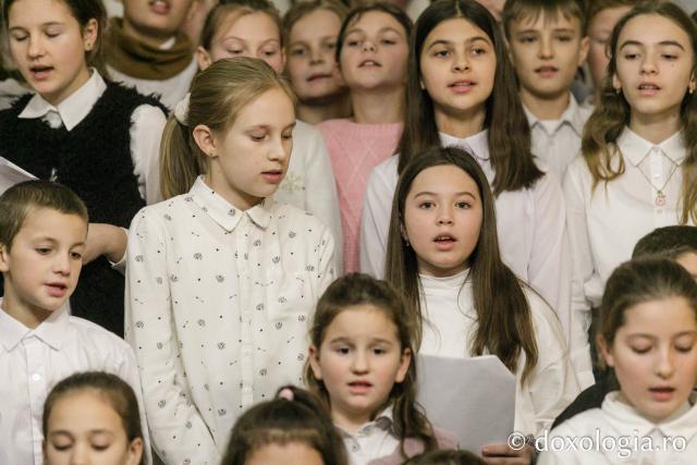 (Foto) Parohia Lupăria – Colindători la Reședința Mitropolitană 2023