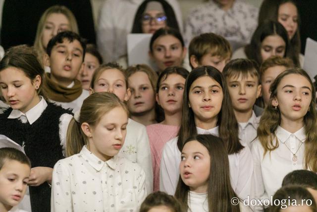 (Foto) Parohia Lupăria – Colindători la Reședința Mitropolitană 2023