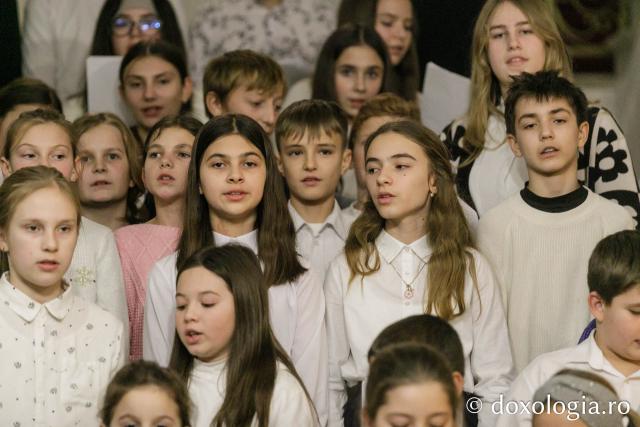 (Foto) Parohia Lupăria – Colindători la Reședința Mitropolitană 2023
