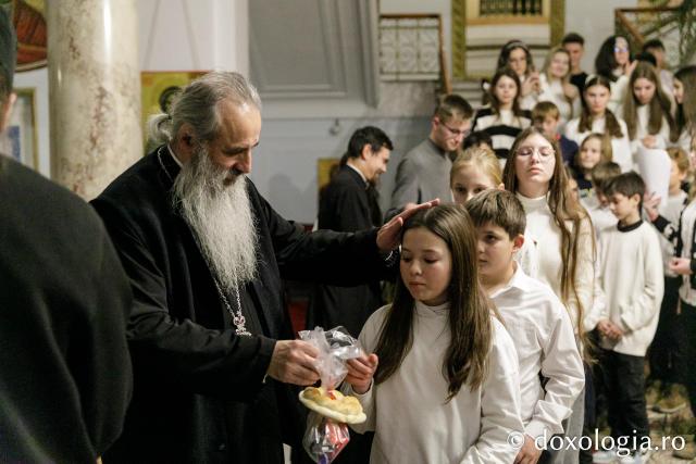 (Foto) Parohia Lupăria – Colindători la Reședința Mitropolitană 2023