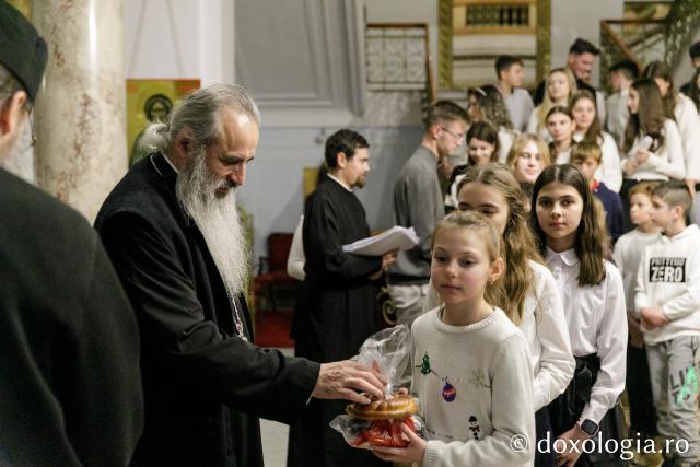 (Foto) Parohia Lupăria – Colindători la Reședința Mitropolitană 2023