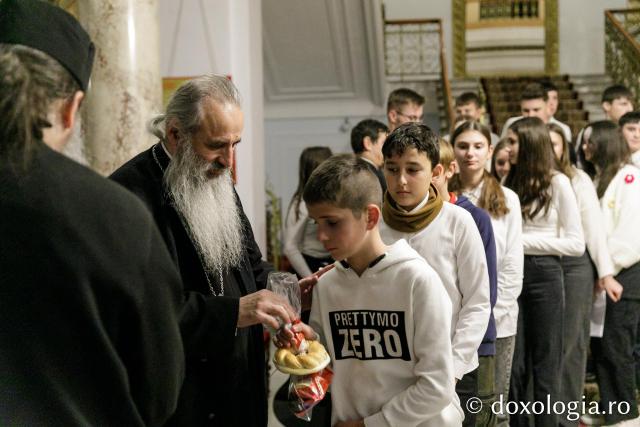 (Foto) Parohia Lupăria – Colindători la Reședința Mitropolitană 2023