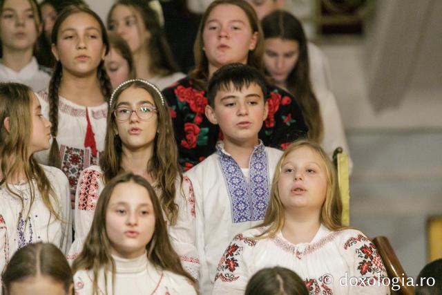 (Foto) Parohia Buhăieni – Colindători la Reședința Mitropolitană 2023