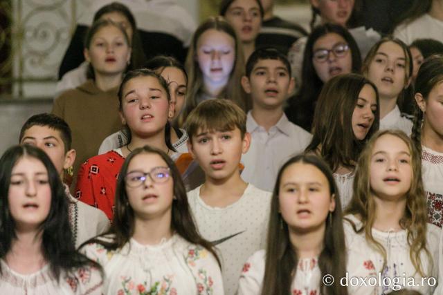 (Foto) Parohia Buhăieni – Colindători la Reședința Mitropolitană 2023
