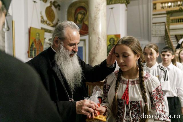 (Foto) Parohia Buhăieni – Colindători la Reședința Mitropolitană 2023