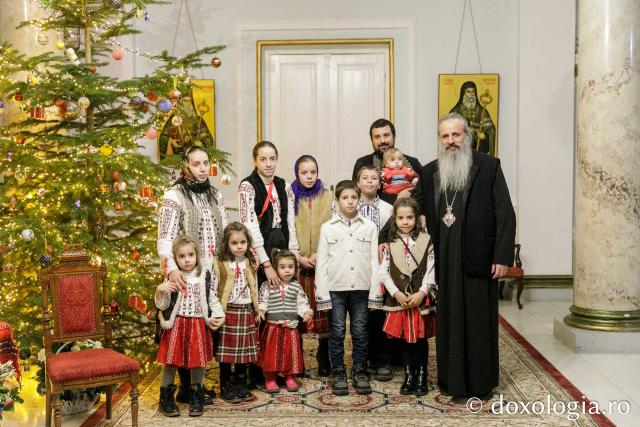 (Foto) Familia preotului Alexandru Figher – Colindători la Reședința Mitropolitană 2023