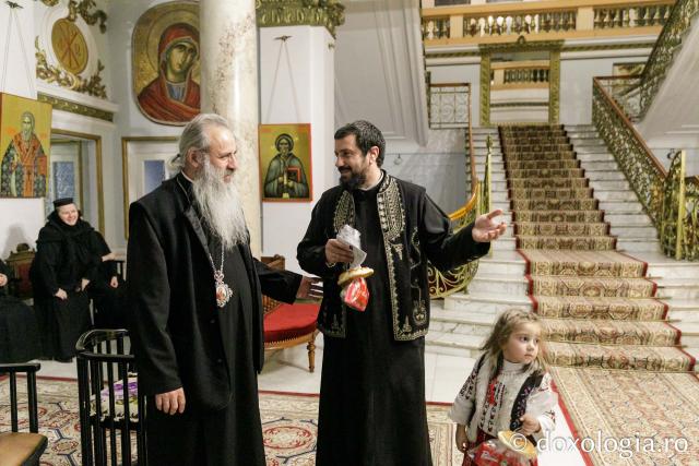 (Foto) Familia preotului Alexandru Figher – Colindători la Reședința Mitropolitană 2023