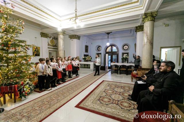 (Foto) Școala „Ștefan cel Mare” Dancu – Colindători la Reședința Mitropolitană 2023