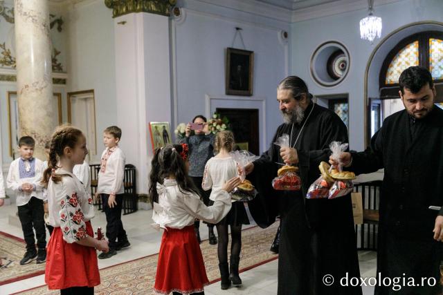 (Foto) Școala „Ștefan cel Mare” Dancu – Colindători la Reședința Mitropolitană 2023
