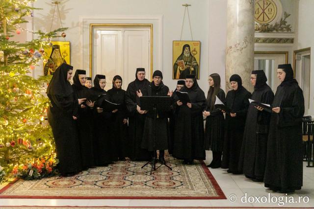 (Foto) Corul Mănăstirii Frumoasa – Colindători la Reședința Mitropolitană 2023