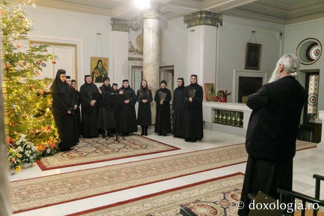 (Foto) Corul Mănăstirii Frumoasa – Colindători la Reședința Mitropolitană 2023