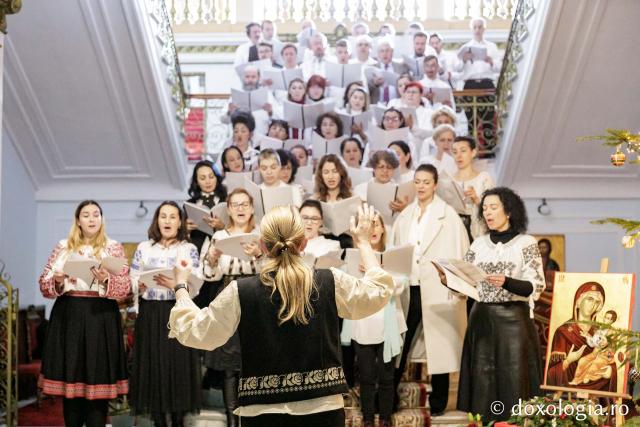 (Foto) Corul Filarmonicii din Iași – Colindători la Reședința Mitropolitană 2023