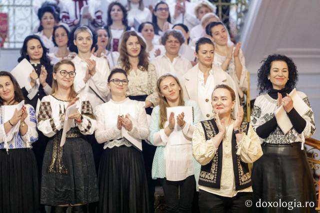 (Foto) Corul Filarmonicii din Iași – Colindători la Reședința Mitropolitană 2023