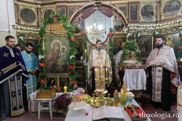 (Foto) Prăznuirea Sfântului Ierarh Nicolae la parohia Bâcu