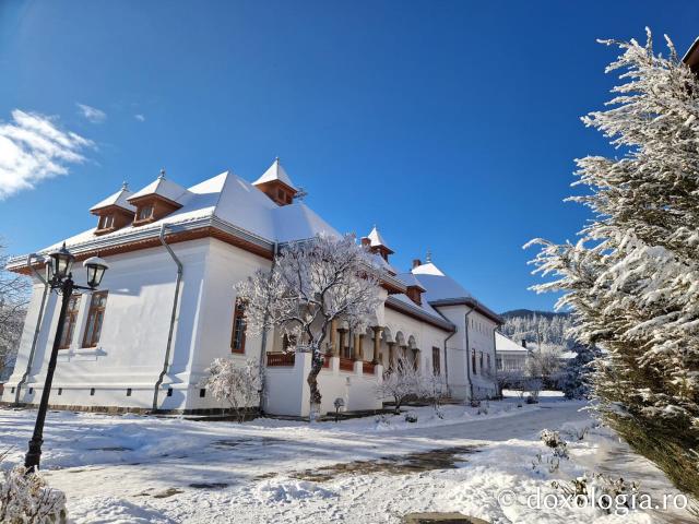 Mănăstirea Văratec sub veșmânt de zăpadă