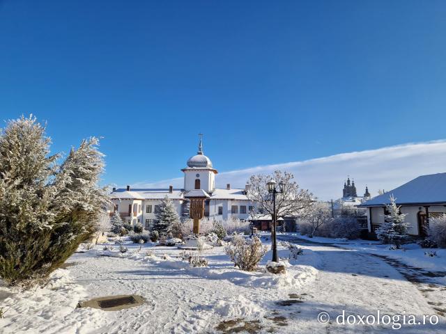 Mănăstirea Văratec sub veșmânt de zăpadă
