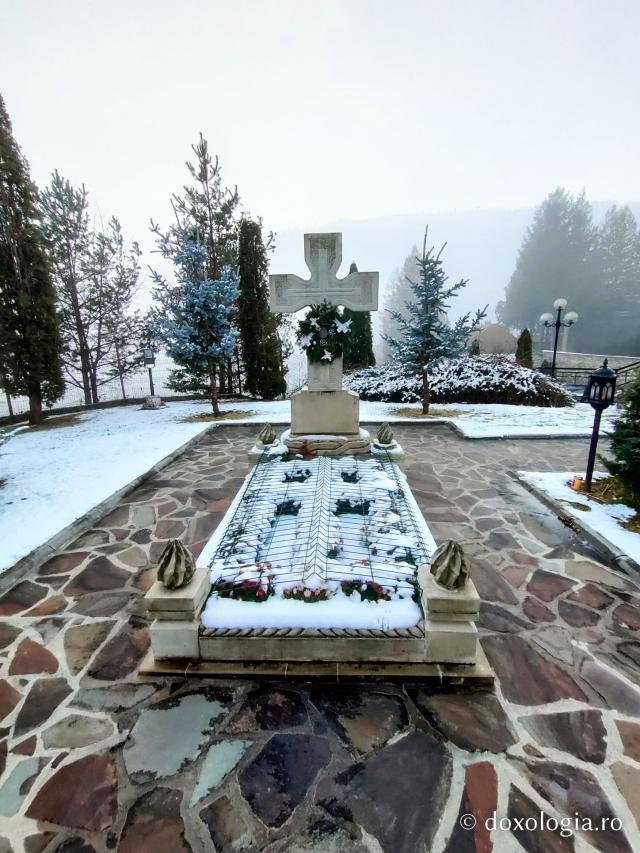 Mormântul Părintelui Teofil Lefter - Mănăstirea Pângărați