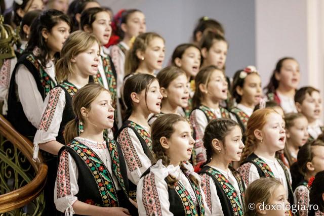 Parohia Cozmești – Colindători la Reședința Mitropolitană 2023