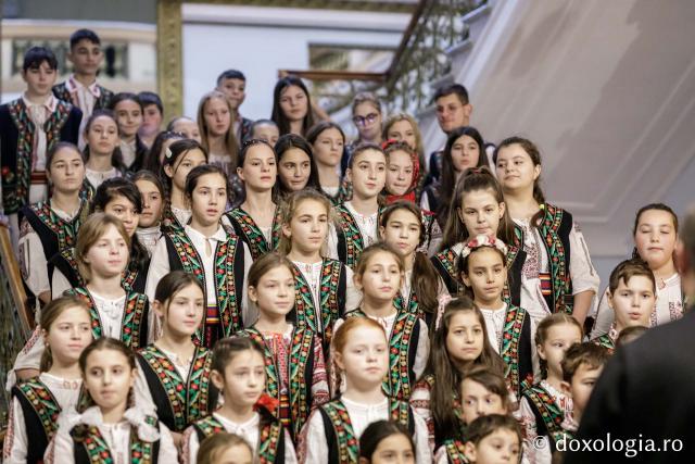 Parohia Cozmești – Colindători la Reședința Mitropolitană 2023