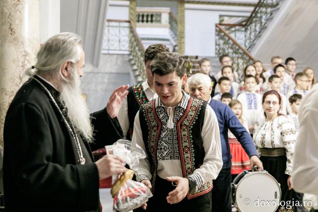 Parohia Cozmești – Colindători la Reședința Mitropolitană 2023