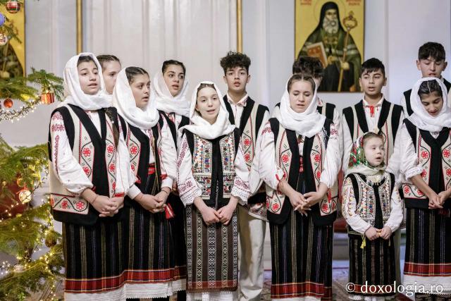 (Foto) Parohia Humosu din Pașcani – Colindători la Reședința Mitropolitană 2023