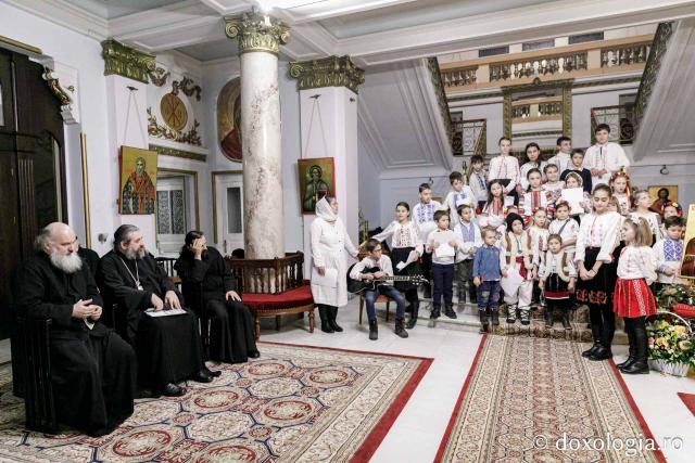 (Foto) Parohiile Sf. Andrei și Talpalari din Iași – Colindători la Reședința Mitropolitană 2023