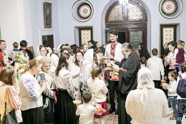 (Foto) Parohiile Sf. Andrei și Talpalari din Iași – Colindători la Reședința Mitropolitană 2023