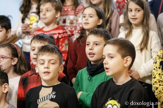 (Foto) Școala „Ștefan Bârsănescu”, clasa a II-a – Colindători la Reședința Mitropolitană 2023