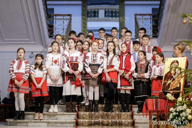 Școala Tomești, clasa a IV-a – Colindători la Reședința Mitropolitană 2023