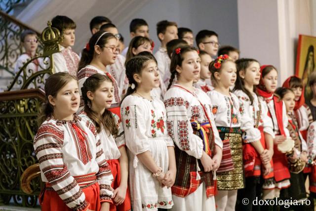 Școala Tomești, clasa a IV-a – Colindători la Reședința Mitropolitană 2023