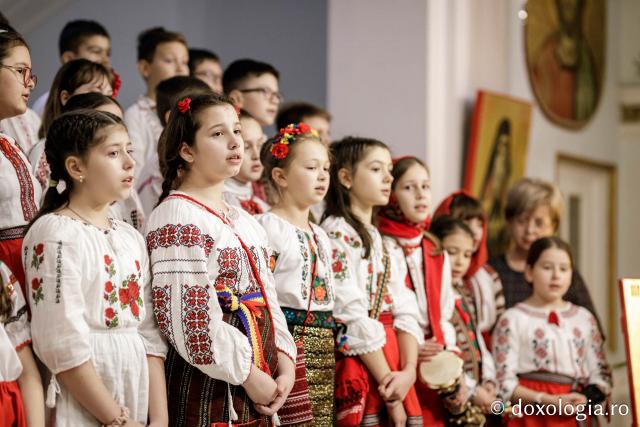 Școala Tomești, clasa a IV-a – Colindători la Reședința Mitropolitană 2023