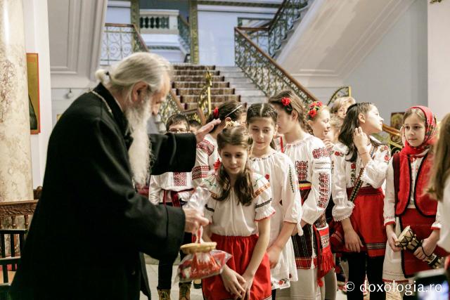 Școala Tomești, clasa a IV-a – Colindători la Reședința Mitropolitană 2023