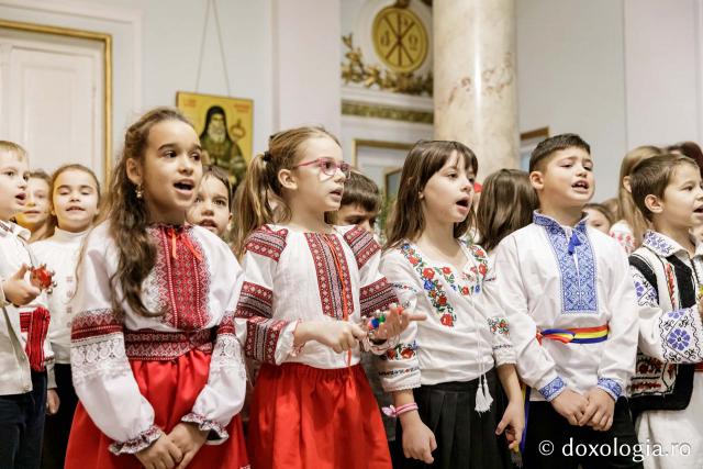Şcoala „D.D. Pătrăşcanu” din Tomeşti – Colindători la Reședința Mitropolitană 2023