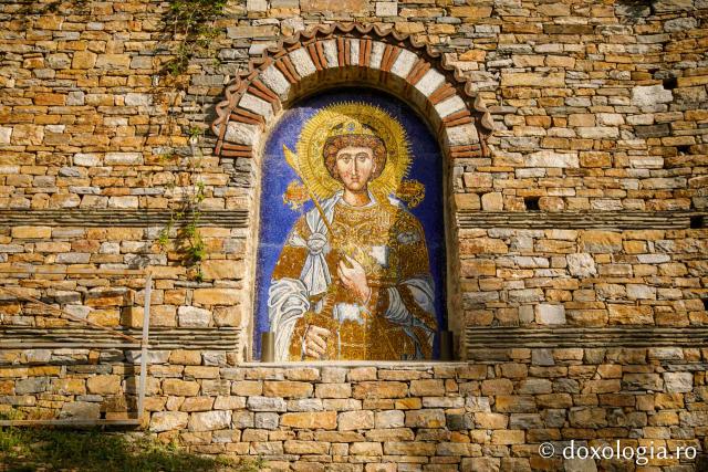 Icoana mozaic cu Sfântul Gheorghe de pe cărarea spre Kathisma „Sfântul Gheorghe” / Foto: pr. Silviu Cluci- Kathisma „Sfântul Gheorghe” de la Mănăstirea Zografu – Athos