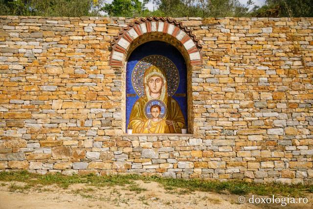 Icoana mozaic cu Maica Domnului de pe cărarea spre Kathisma „Sfântul Gheorghe” / Foto: pr. Silviu Cluci Kathisma „Sfântul Gheorghe” de la Mănăstirea Zografu – Athos