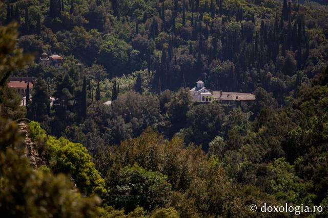 Kathisma „Sfântul Gheorghe” de la Mănăstirea Zografu – vedere dinspre Peștera Sfântului Cosma / Foto: pr. Silviu Cluci Kathisma „Sfântul Gheorghe” de la Mănăstirea Zografu – Athos