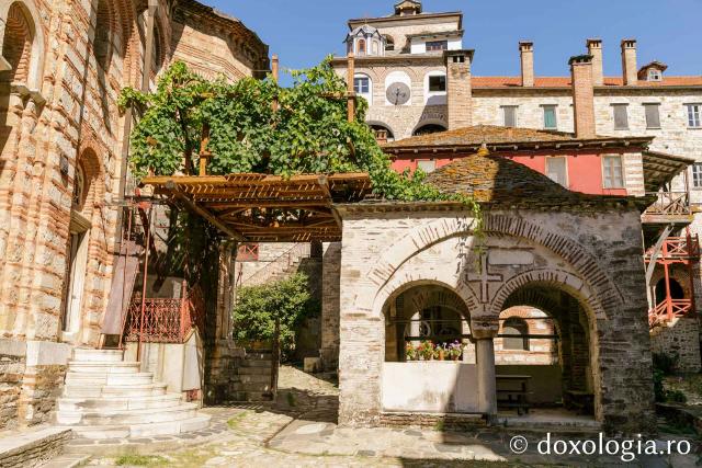 (Foto) Pași de pelerin la Mănăstirea Hilandar – Athos