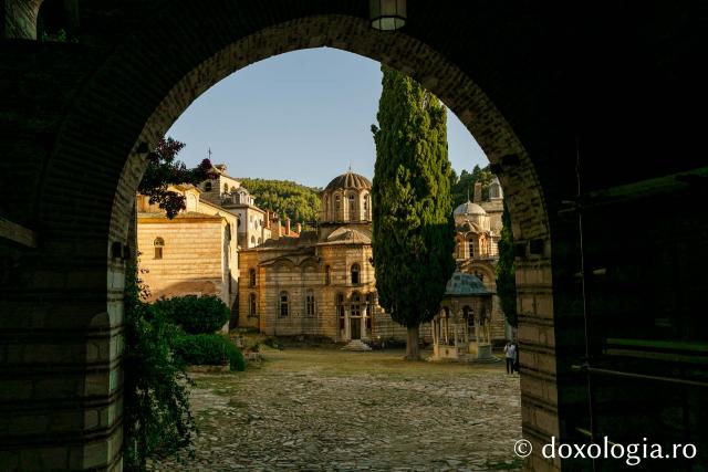(Foto) Pași de pelerin la Mănăstirea Hilandar – Athos
