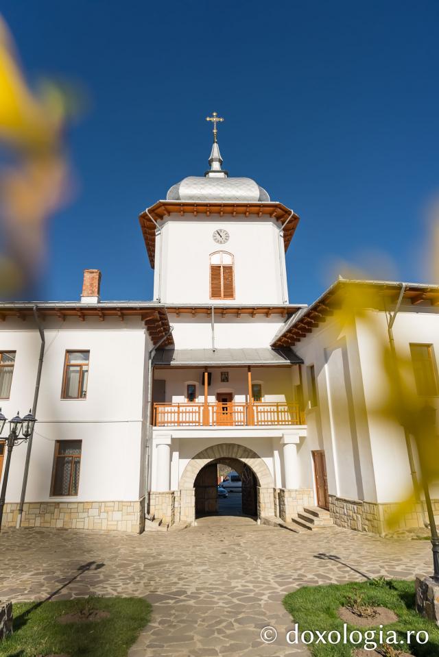 Primăvară în curtea Mănăstirii Văratec