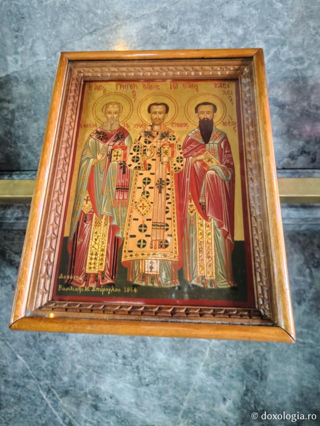 Sfinții Trei Ierarhi - Biserica „Adormirea Maicii Domnului” din Agiasos, Insula Lesvos