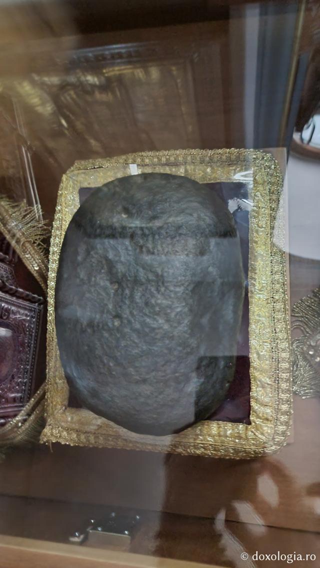 Piatra pe care a fost găsit așezat capul Sfântului Rafail din Lesvos