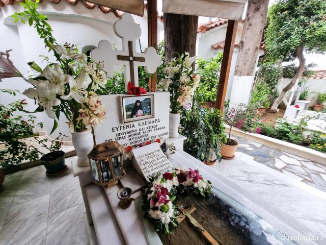 Mormântul Maicii Starețe Evghenia - Colina Karyes – colina Sfinților Mucenici Rafail, Nicole și Irina din Insula Lesvos