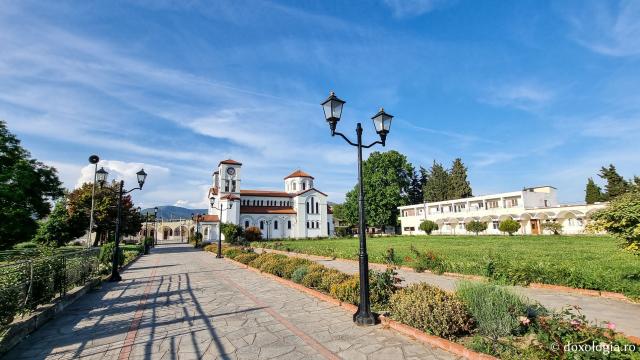 Pași de pelerin la moaștele Sfântului Ierarh Grigorie Teologul în Nea Karvali, Grecia
