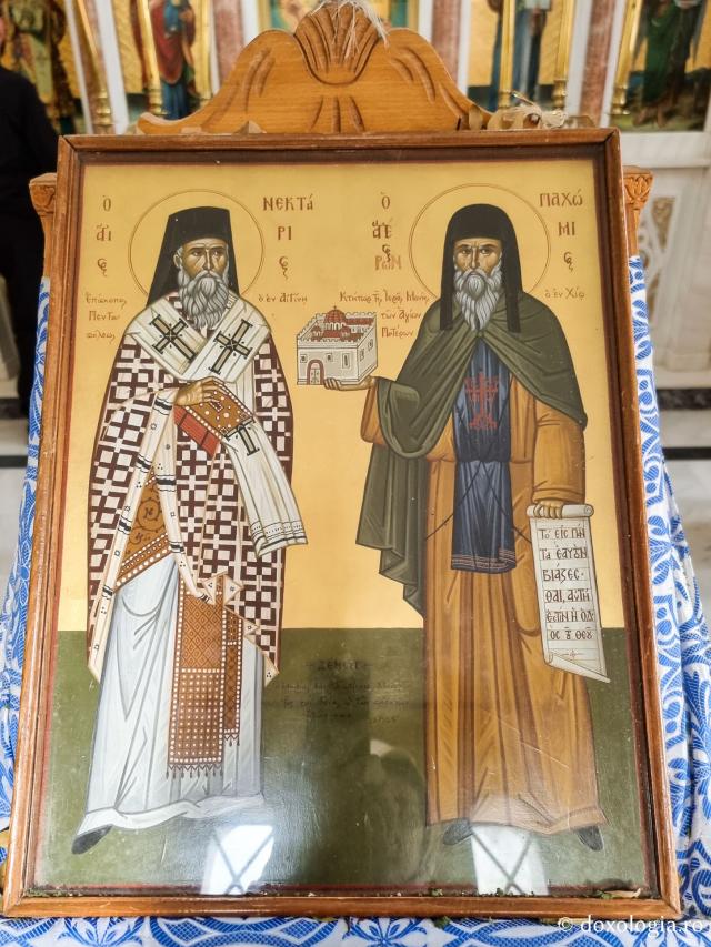 Sfântul Ierarh Nectarie, împreună cu duhovnicul săi, Sfântul Pahomie din Chios - Katholikonul Mănăstirii „Sfinților Părinți” din Insula Chios, Grecia