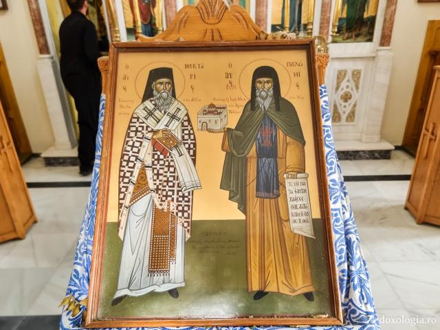 Sfântul Ierarh Nectarie împreună cu duhovnicul său, Sfântul Cuvios Pahomie din Chios / Foto: Magda Buftea Pași de pelerin la Mănăstirea „Sfinților Părinți” din Insula Chios, Grecia