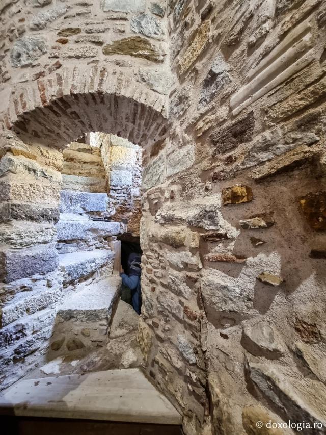 Biserica paleocreștină din Chios unde au fost înmormântați Sfântul Mucenic Isidor și Sfânta Muceniță Miropi / Foto: Magda Buftea Cripta unde au fost înmormântați Sfinții Isidor și Miropi - Biserica paleocreștină din Chios unde au fost înmormântați Sfântul Mucenic Isidor și Sfânta Muceniță Miropi