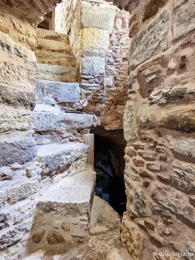 Biserica paleocreștină din Chios unde au fost înmormântați Sfântul Mucenic Isidor și Sfânta Muceniță Miropi / Foto: Magda Buftea Cripta unde au fost înmormântați Sfinții Isidor și Miropi - Biserica paleocreștină din Chios unde au fost înmormântați Sfântul Mucenic Isidor și Sfânta Muceniță Miropi