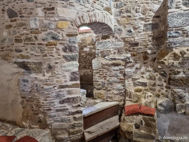 Biserica paleocreștină din Chios unde au fost înmormântați Sfântul Mucenic Isidor și Sfânta Muceniță Miropi / Foto: Magda Buftea Cripta unde au fost înmormântați Sfinții Isidor și Miropi - Biserica paleocreștină din Chios unde au fost înmormântați Sfântul Mucenic Isidor și Sfânta Muceniță Miropi