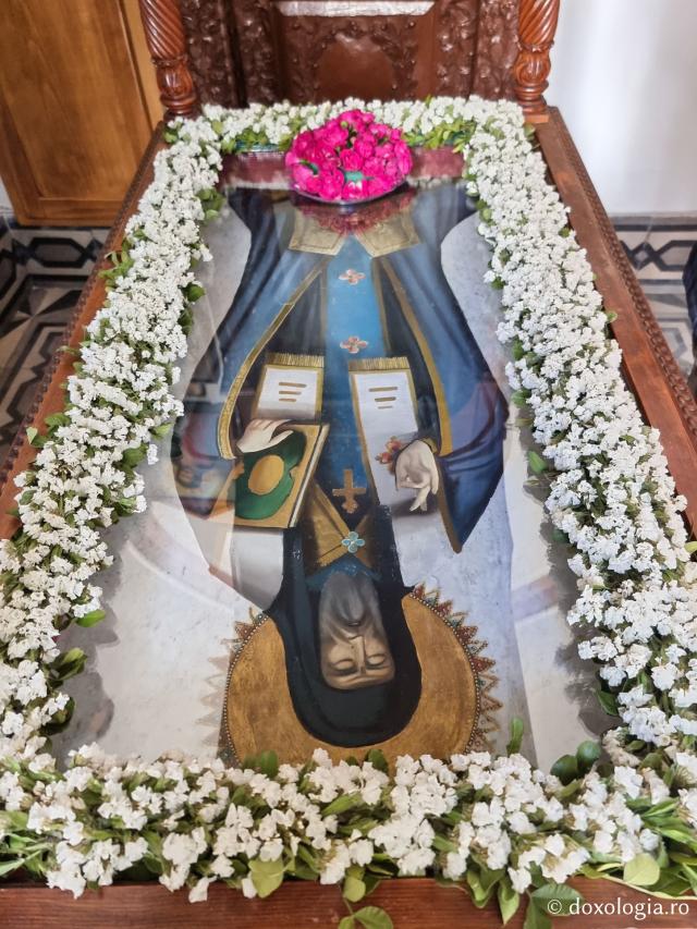 Mormântul Sfântului Macarie Notara - Pași de pelerin la Biserica „Sfântul Macarie Notara” din Vrontados – Insula Chios, Grecia